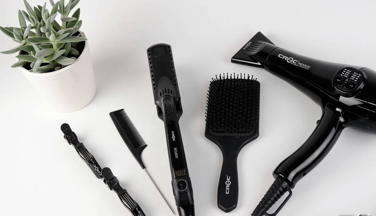 Bar chart showing hair moisture retention: 78% loss at 350°F vs 32% loss at 280°F with ceramic-tourmaline plates