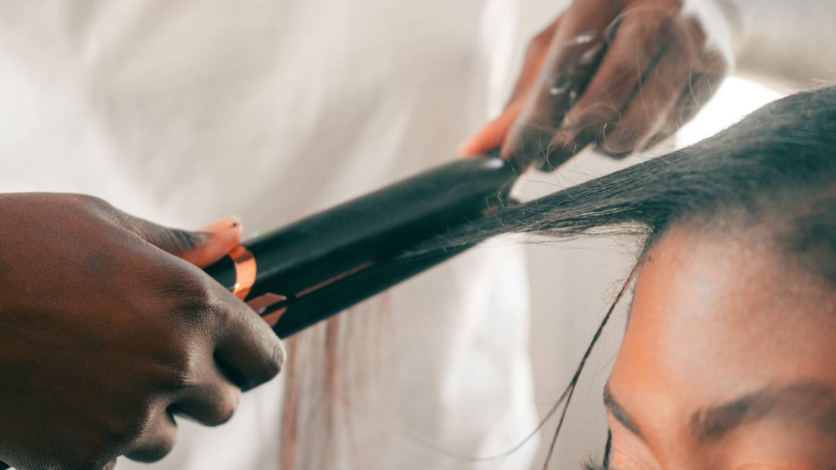 Chart comparing hair damage levels at different straightener temperatures: 300°F shows minimal damage, 400°F moderate, 450°F severe cuticle disruption