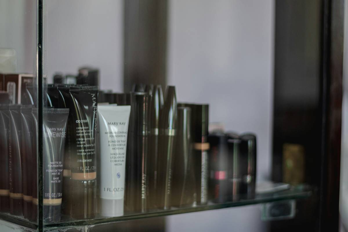 Step-by-step flowchart: Wash → Condition → Thermal Spray → Blow-Dry → Reapply Protectant → Straighten → Cold Air → Night Oil